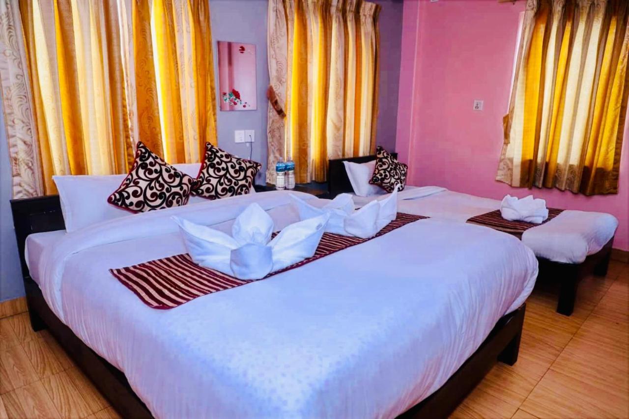 Hotel Donosti Pokhara Esterno foto
