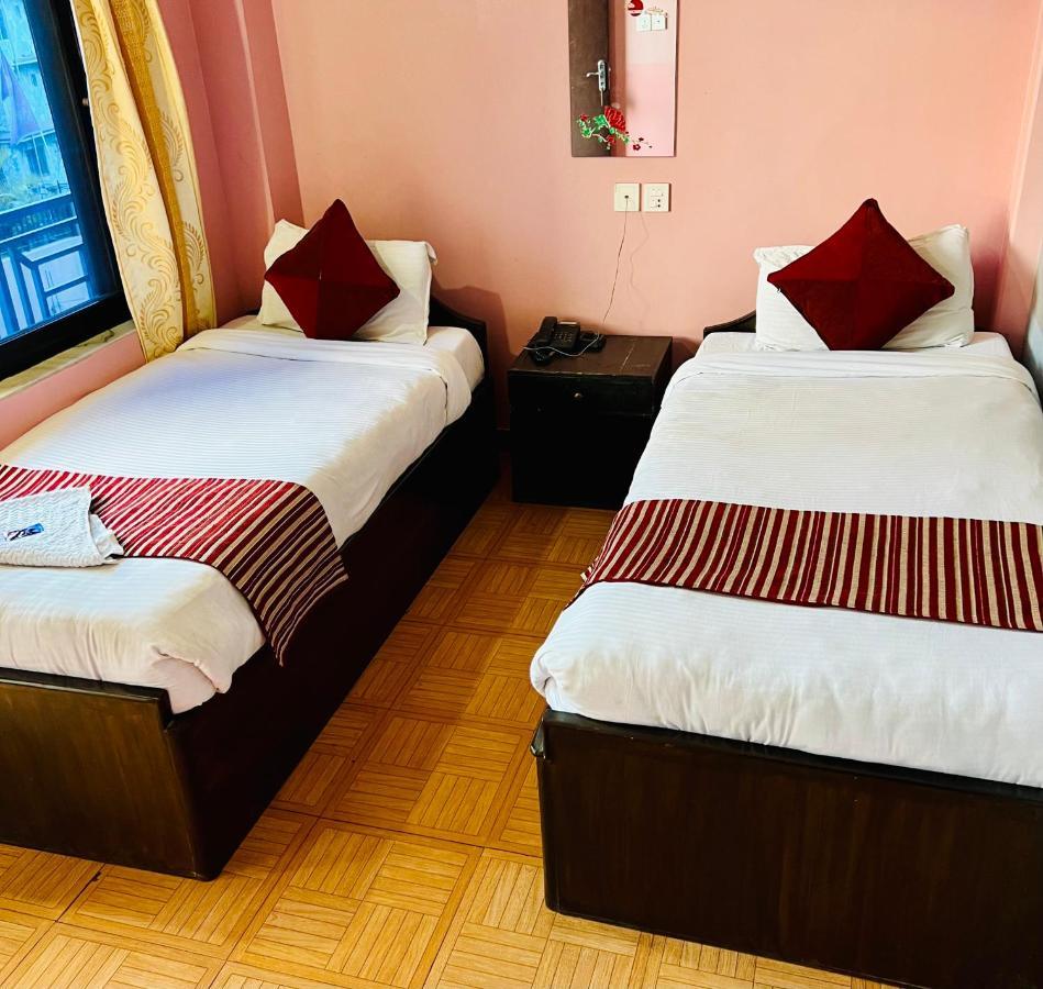 Hotel Donosti Pokhara Esterno foto