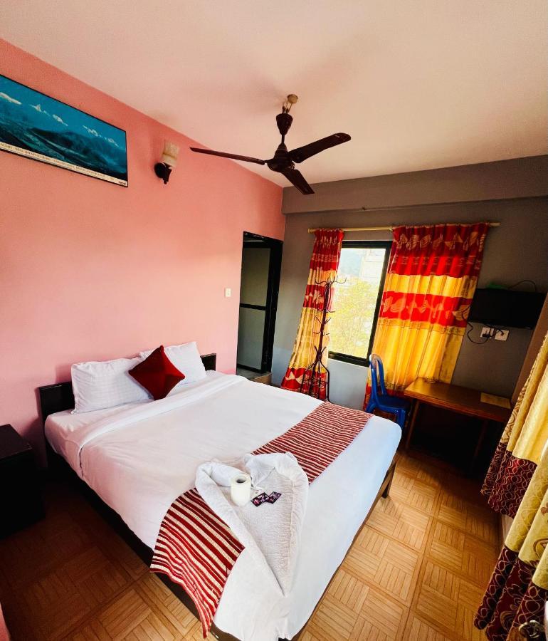 Hotel Donosti Pokhara Esterno foto