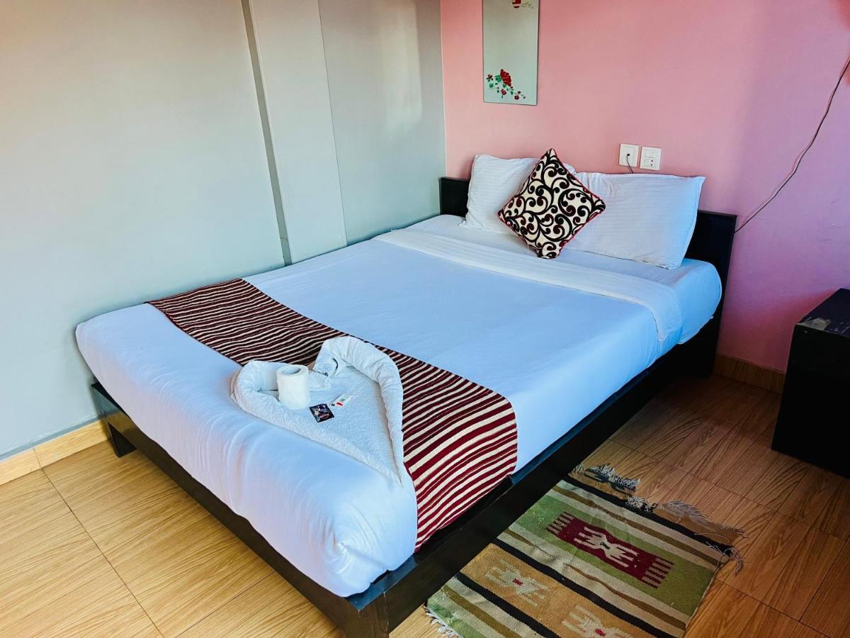 Hotel Donosti Pokhara Esterno foto