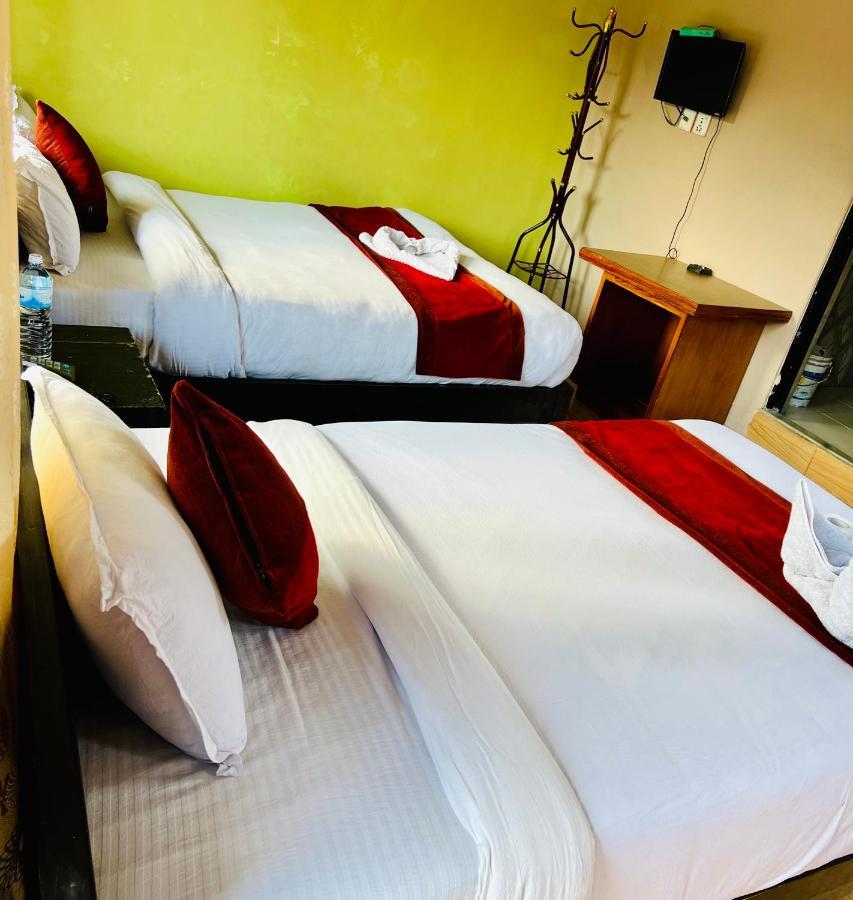 Hotel Donosti Pokhara Esterno foto