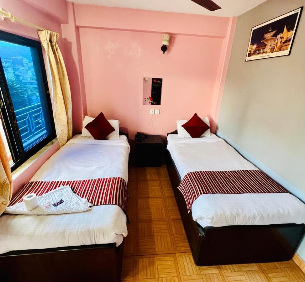 Hotel Donosti Pokhara Esterno foto