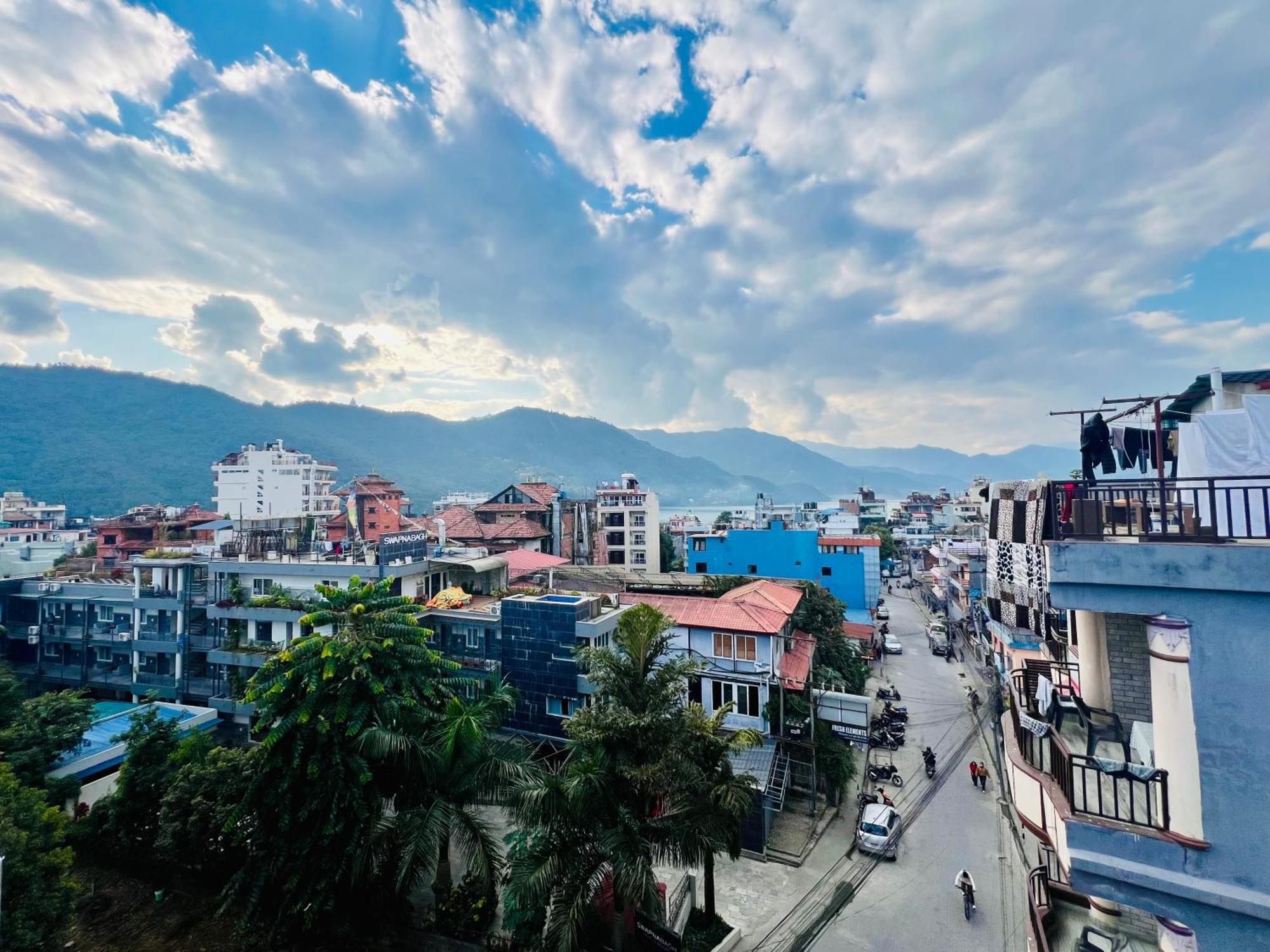 Hotel Donosti Pokhara Esterno foto